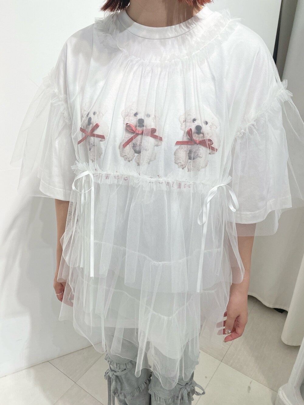 ホワイト系のTシャツ/カットソー、ホワイト系のTシャツ/カットソー、グレー系のスウェットパンツを着用したレディースの夏コーディネートの6枚目の写真