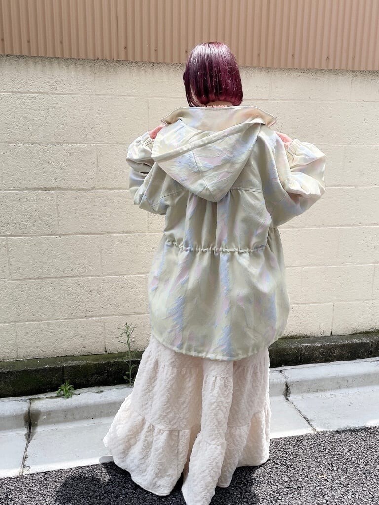 ホワイト系のドレスシューズ、ホワイト系のワンピース、ピンク系のニット/セーターを着用したレディースの夏コーディネートの3枚目の写真