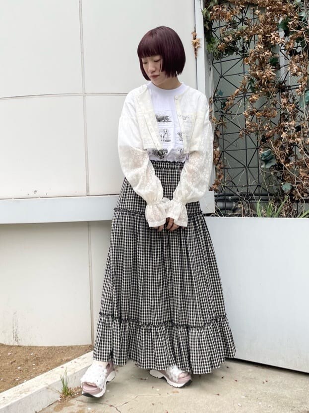 ホワイト系のTシャツ/カットソー、ホワイト系のシャツ/ブラウス、ブラック系のスカートを着用したレディースの春コーディネートの2枚目の写真