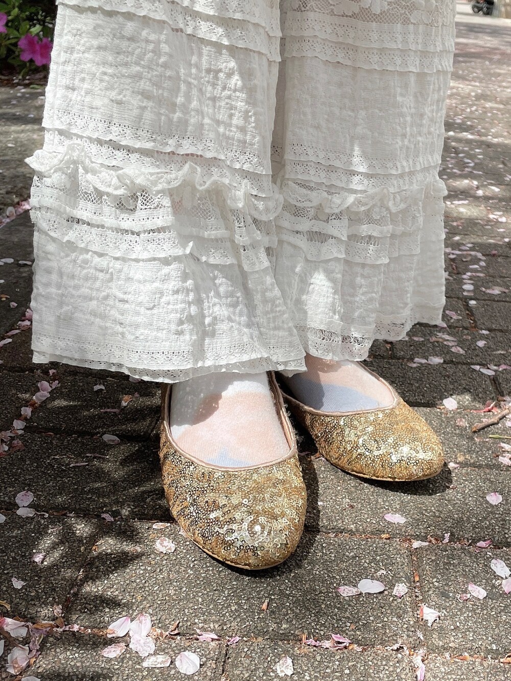 ホワイト系のワンピース、ホワイト系のスラックス、ゴールド系のパンプスを着用したレディースの春コーディネートの6枚目の写真