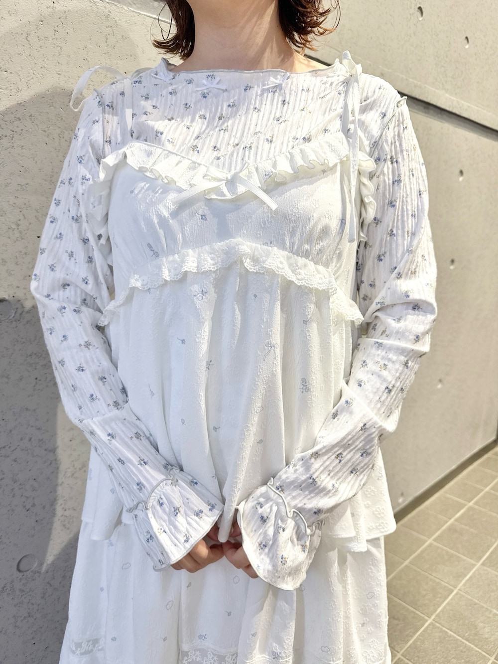 ブルー系のTシャツ/カットソー、ホワイト系のワンピース、ホワイト系のトートバッグを着用したレディースの冬コーディネートの7枚目の写真