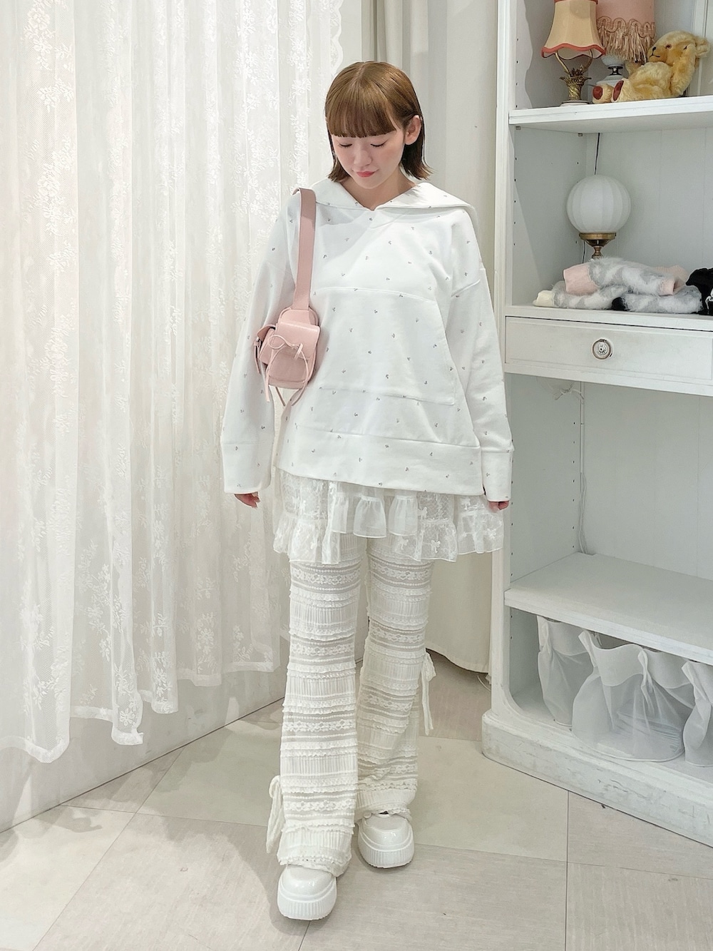 ホワイト系のスウェット、ホワイト系のスカート、ホワイト系のスニーカーを着用したレディースの冬コーディネートの2枚目の写真