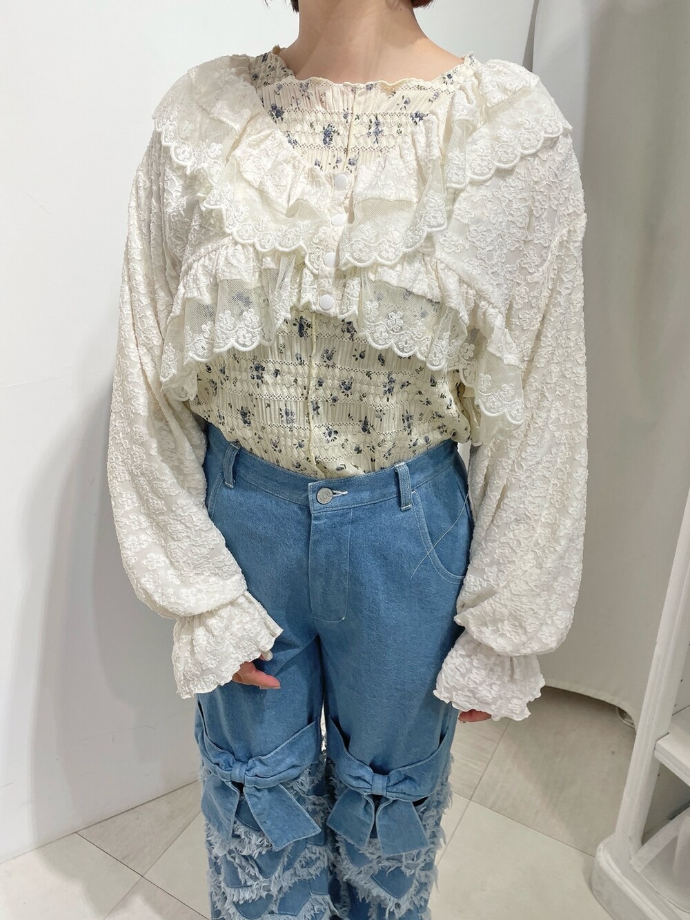 ホワイト系のシャツ/ブラウス、ホワイト系のTシャツ/カットソー、ブルー系のデニムパンツを着用したレディースの春コーディネートの6枚目の写真