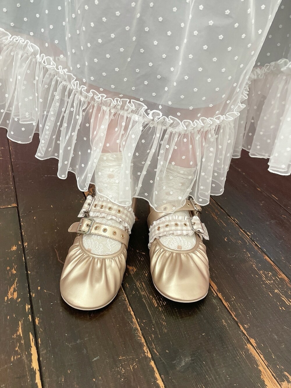 グレー系のワンピース、ホワイト系のTシャツ/カットソー、ゴールド系のバレエシューズを着用したレディースの夏コーディネートの6枚目の写真