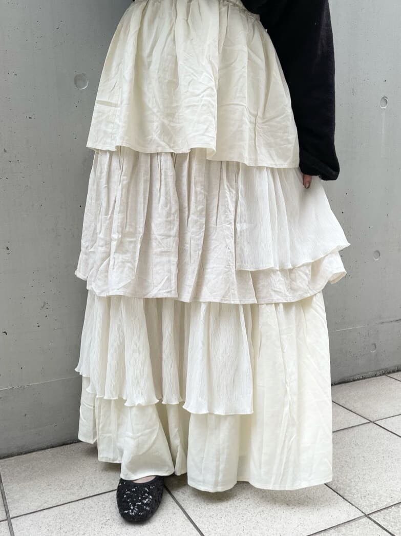 ブラック系のカーディガン/ボレロ、ブラック系のシャツ/ブラウス、ホワイト系のスカートを着用したレディースの夏コーディネートの6枚目の写真