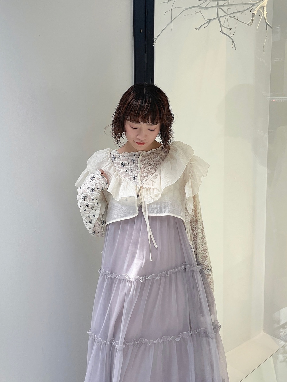 パープル系のワンピース、ホワイト系のTシャツ/カットソー、ホワイト系のTシャツ/カットソーを着用したレディースの夏コーディネートの5枚目の写真