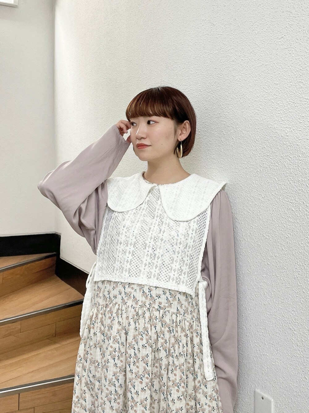 ホワイト系のワンピース、ホワイト系のベスト、ホワイト系のパンプスを着用したレディースの秋コーディネートの5枚目の写真