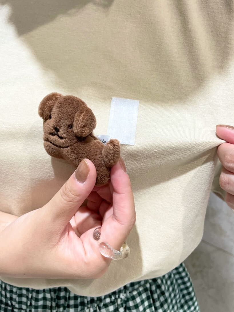 ホワイト系のサンダル、ベージュ系のTシャツ/カットソーを着用したレディースの夏コーディネートの6枚目の写真