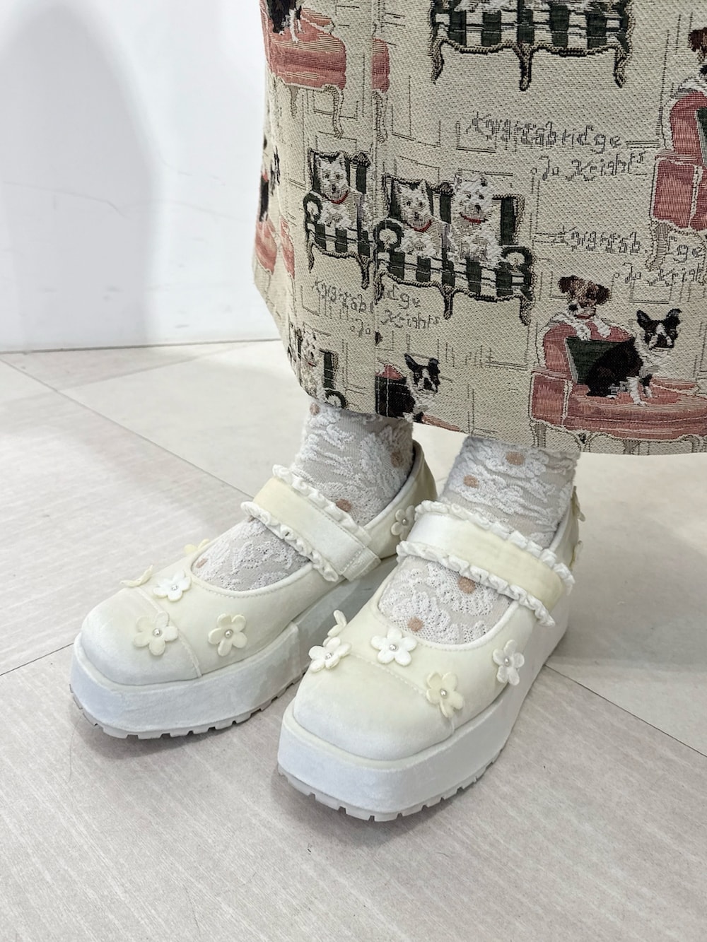 ベージュ系のジャンパースカート、ホワイト系のシャツ/ブラウス、ホワイト系のカーディガン/ボレロを着用したレディースの夏コーディネートの10枚目の写真