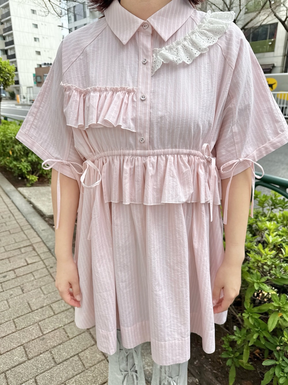 ブルー系のショルダーバッグ、ピンク系のワンピース、グレー系のその他パンツを着用したレディースの春コーディネートの7枚目の写真