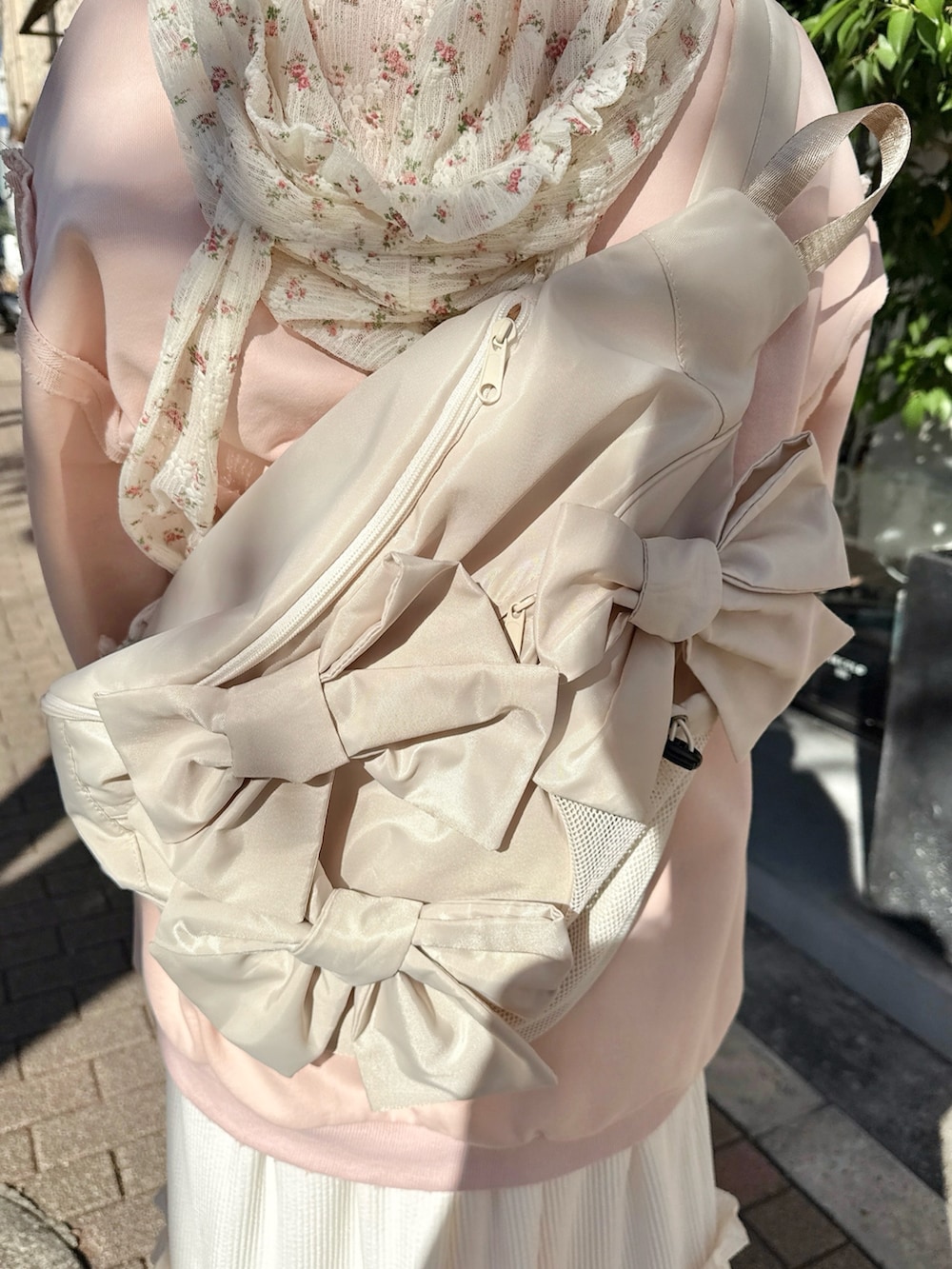 ピンク系のスウェット、ホワイト系のTシャツ/カットソー、ホワイト系のスカートを着用したレディースの冬コーディネートの7枚目の写真