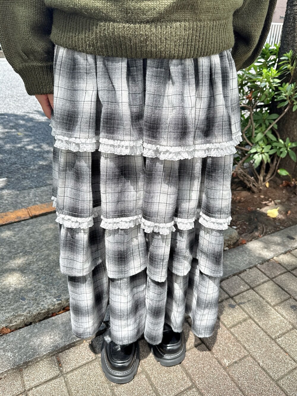 ホワイト系のシャツ/ブラウス、グレー系のショルダーバッグ、グリーン系のニット/セーターを着用したレディースの秋コーディネートの9枚目の写真