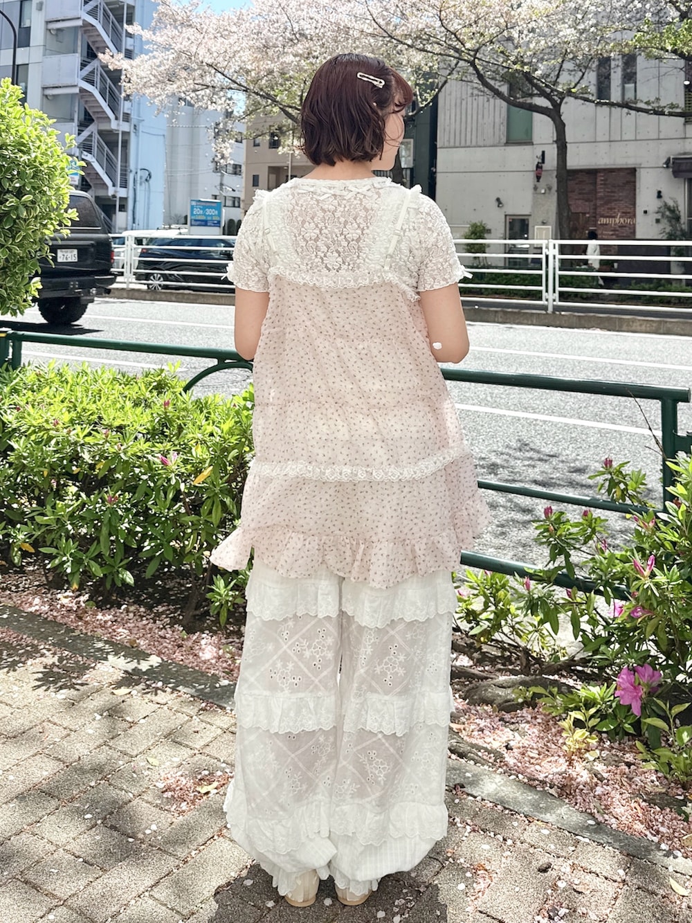 ホワイト系のTシャツ/カットソー、ピンク系のワンピース、ピンク系のバックパック/リュックを着用したレディースの春コーディネートの3枚目の写真