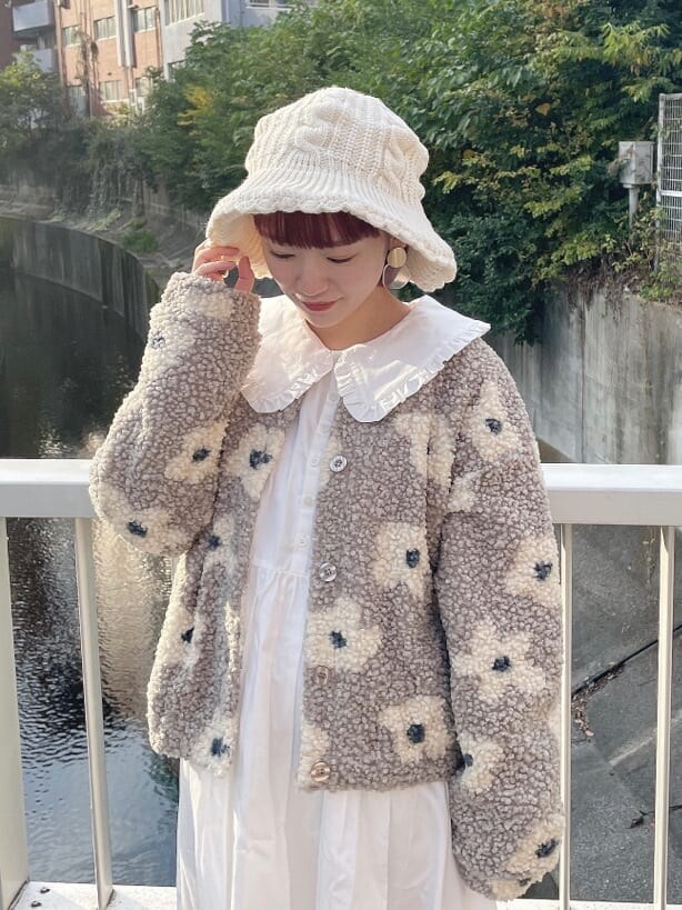 ホワイト系のブーツ、その他の福袋/福箱を着用したレディースの秋コーディネートの2枚目の写真