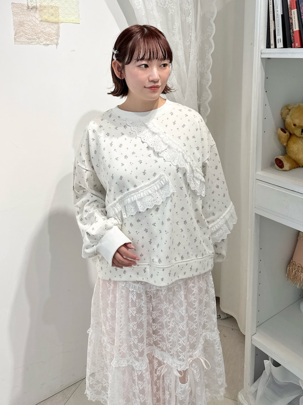 ホワイト系のスウェット、ホワイト系のスカート、ホワイト系のローファーを着用したレディースの冬コーディネートの4枚目の写真