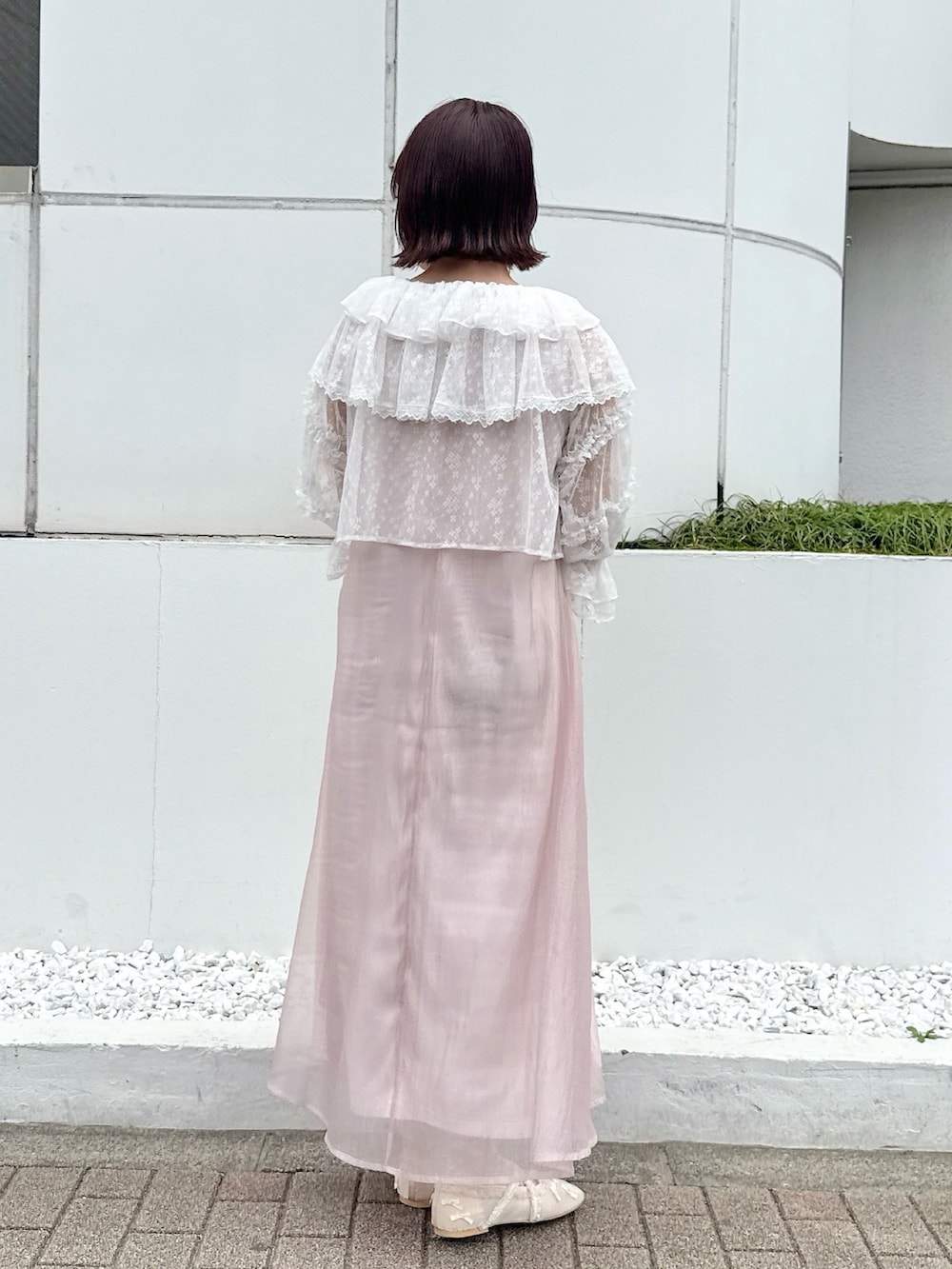 ホワイト系のカーディガン/ボレロ、ホワイト系のショルダーバッグ、ホワイト系のかごバッグを着用したレディースの春コーディネートの3枚目の写真