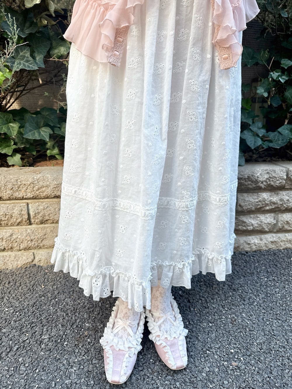 ホワイト系のTシャツ/カットソー、ピンク系のカーディガン/ボレロ、ホワイト系のワンピースを着用したレディースの冬コーディネートの8枚目の写真