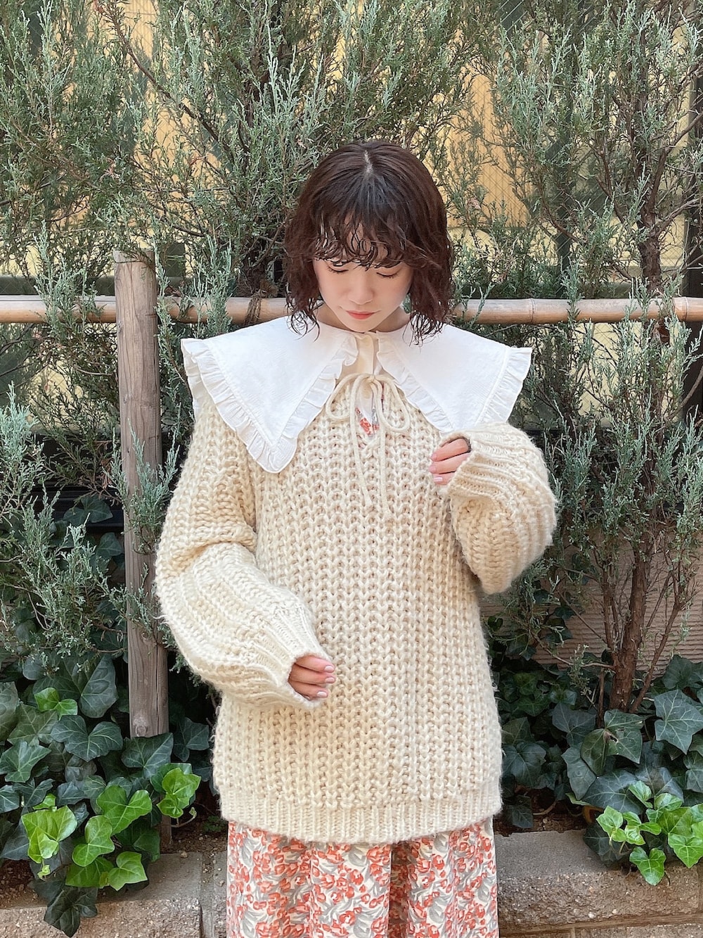 ホワイト系のニット/セーター、ホワイト系のシャツ/ブラウス、オレンジ系のワンピースを着用したレディースの秋コーディネートの5枚目の写真