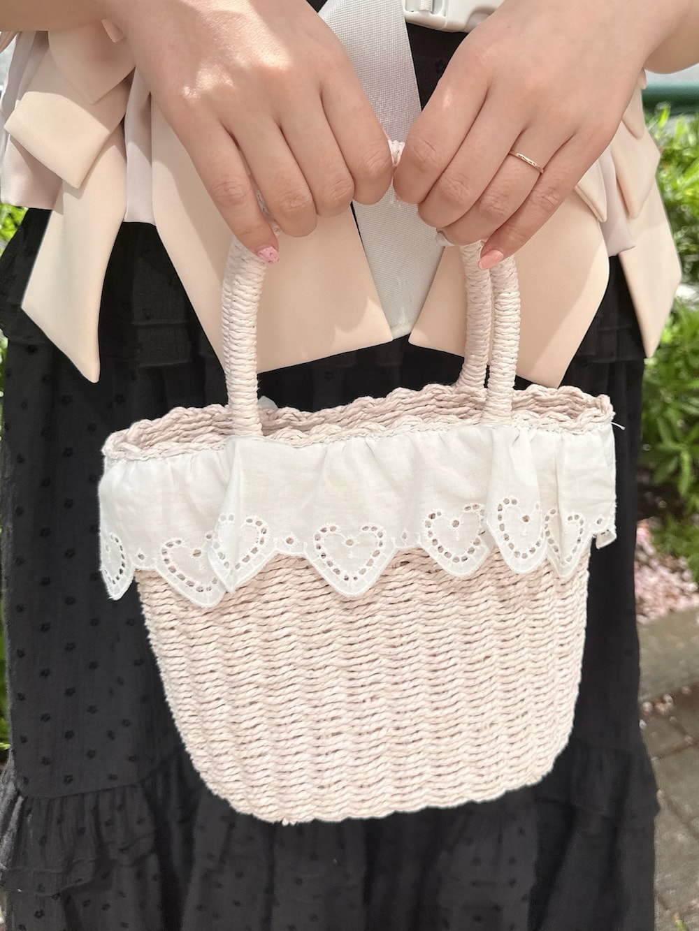 ブラック系のワンピース、ピンク系のハンドバッグ、ブラック系のバレエシューズを着用したレディースの春コーディネートの7枚目の写真