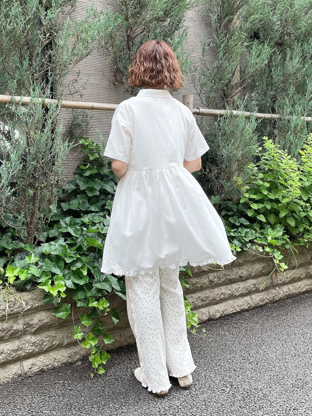 ホワイト系のワンピース、ピンク系のその他パンツ、ホワイト系のパンプスを着用したレディースの春コーディネートの3枚目の写真