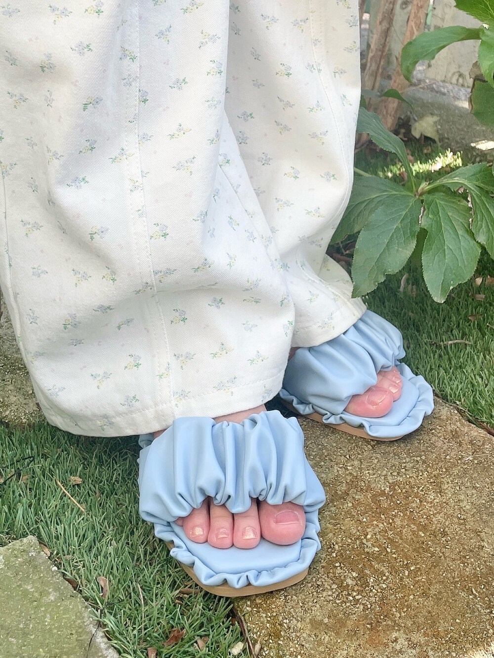 ブルー系のシャツ/ブラウス、ホワイト系のカーゴパンツ、ブルー系のサンダルを着用したレディースの春コーディネートの8枚目の写真