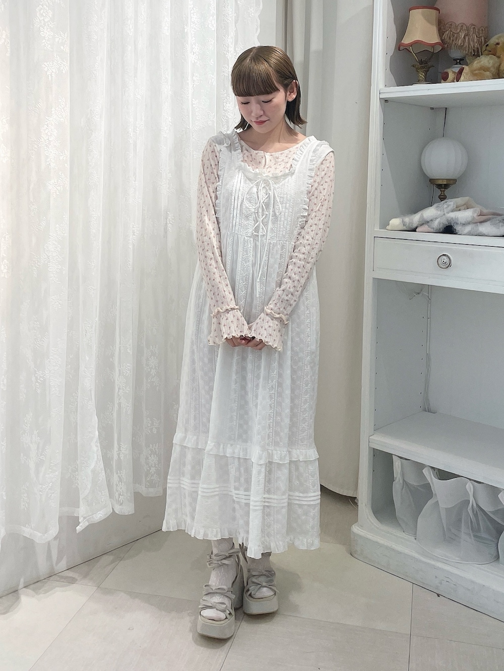 ピンク系のTシャツ/カットソー、ホワイト系のワンピース、ベージュ系のサンダルを着用したレディースの冬コーディネートの2枚目の写真