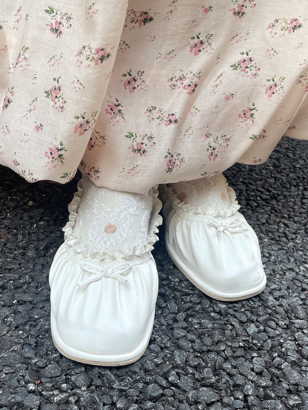 ホワイト系のシャツ/ブラウス、ピンク系のスカート、ホワイト系のパンプスを着用したレディースの春コーディネートの7枚目の写真