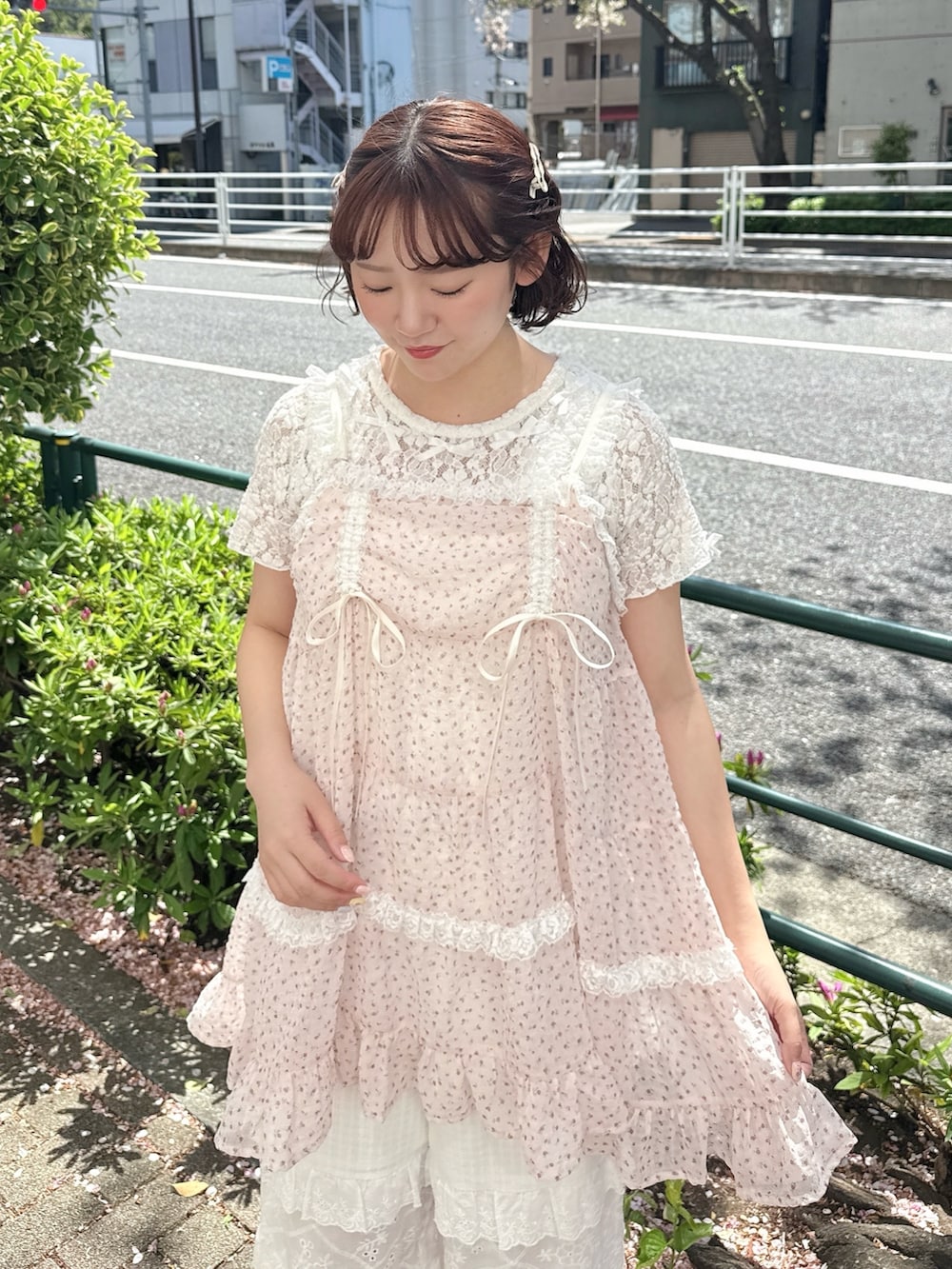 ホワイト系のTシャツ/カットソー、ピンク系のワンピース、ピンク系のバックパック/リュックを着用したレディースの春コーディネートの4枚目の写真