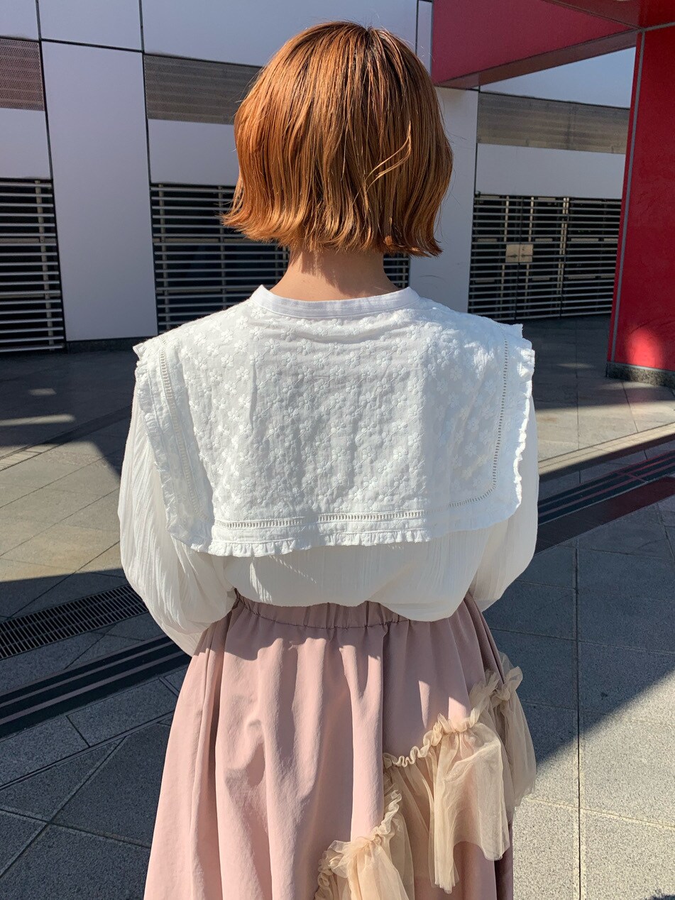 ホワイト系のシャツ/ブラウスを着用したレディースの冬コーディネートの6枚目の写真