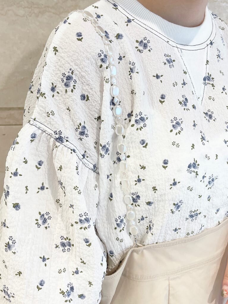 ホワイト系のスカート、ブルー系のその他シューズ、ホワイト系のTシャツ/カットソーを着用したレディースの夏コーディネートの10枚目の写真