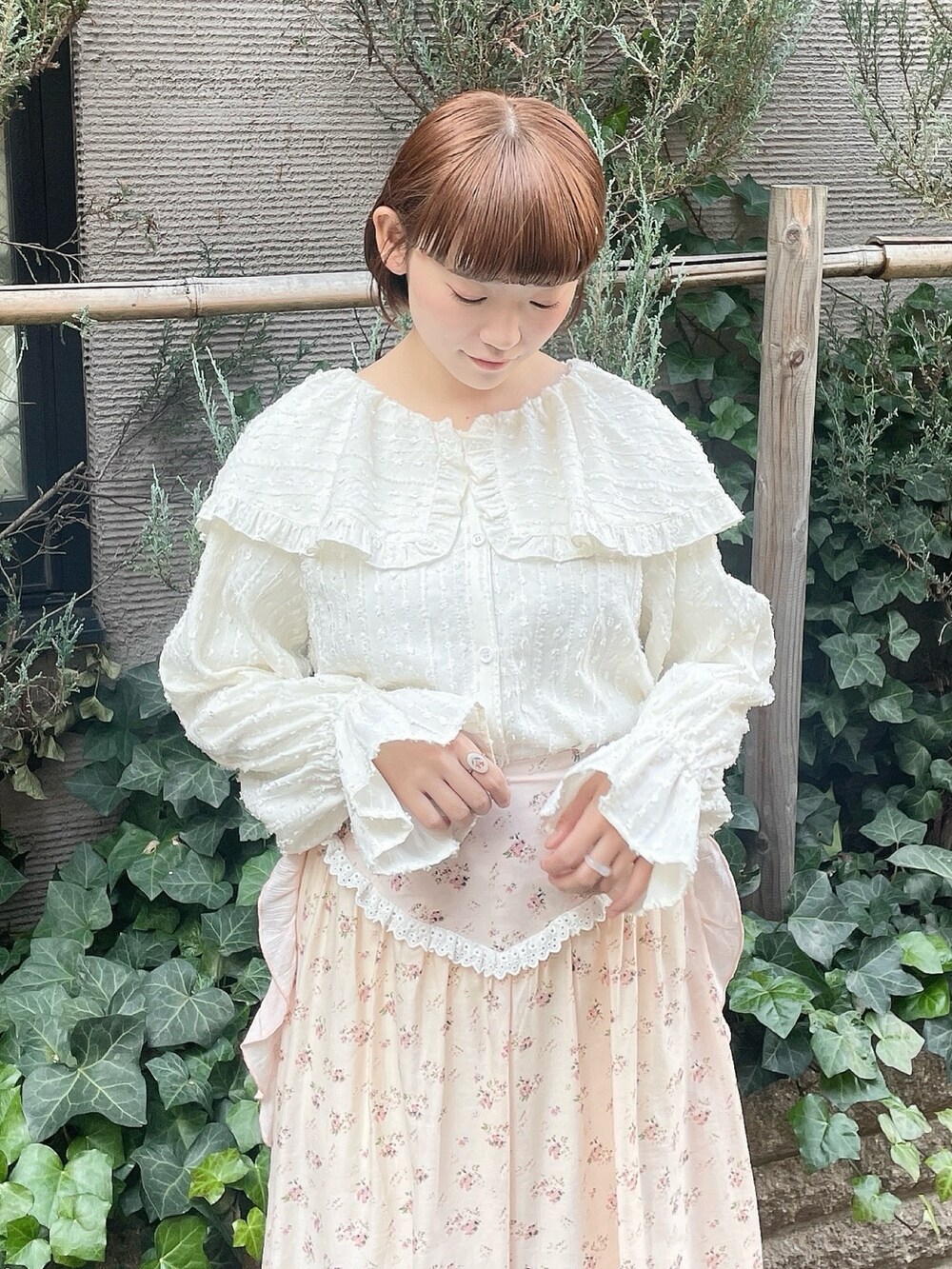 ホワイト系のシャツ/ブラウス、ピンク系のスカート、ホワイト系のパンプスを着用したレディースの春コーディネートの4枚目の写真