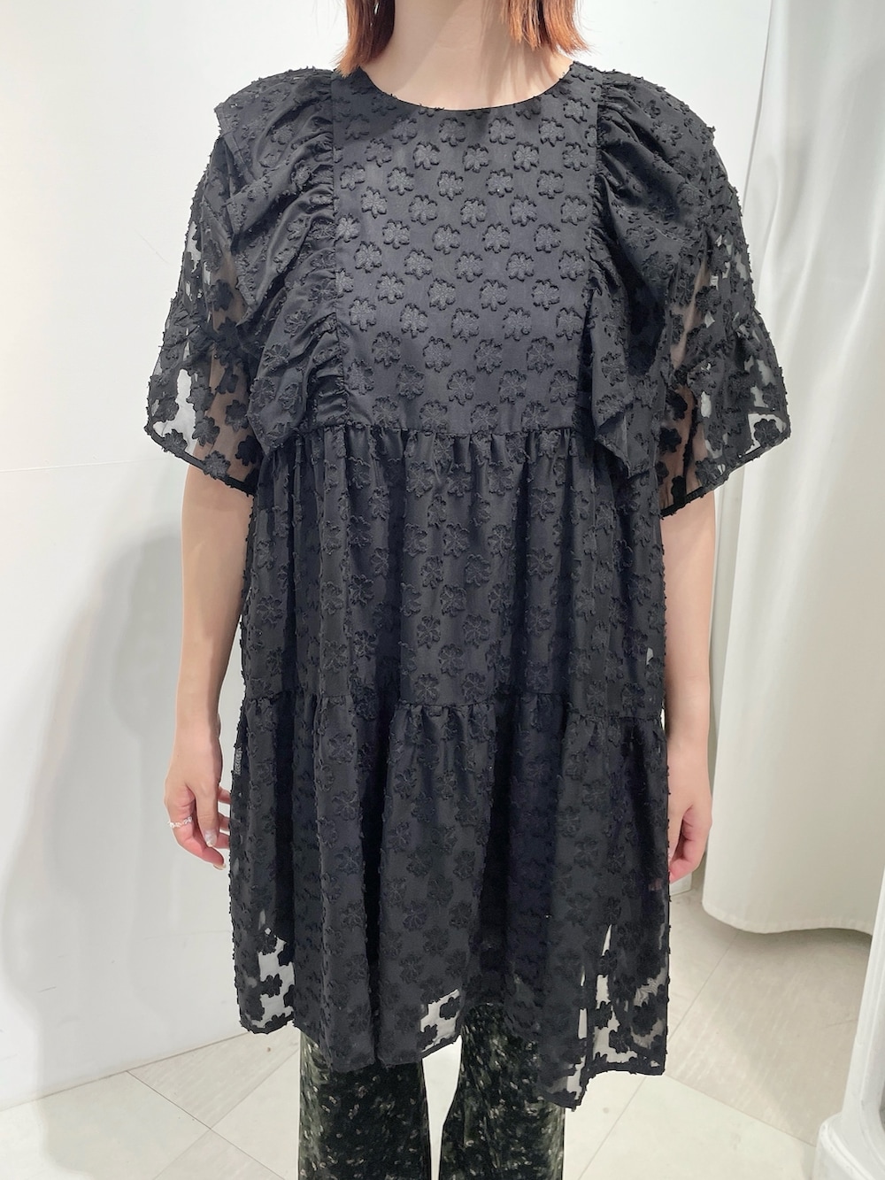 ブラック系のワンピース、グリーン系のスラックス、ブラック系のバレエシューズを着用したレディースの夏コーディネートの6枚目の写真