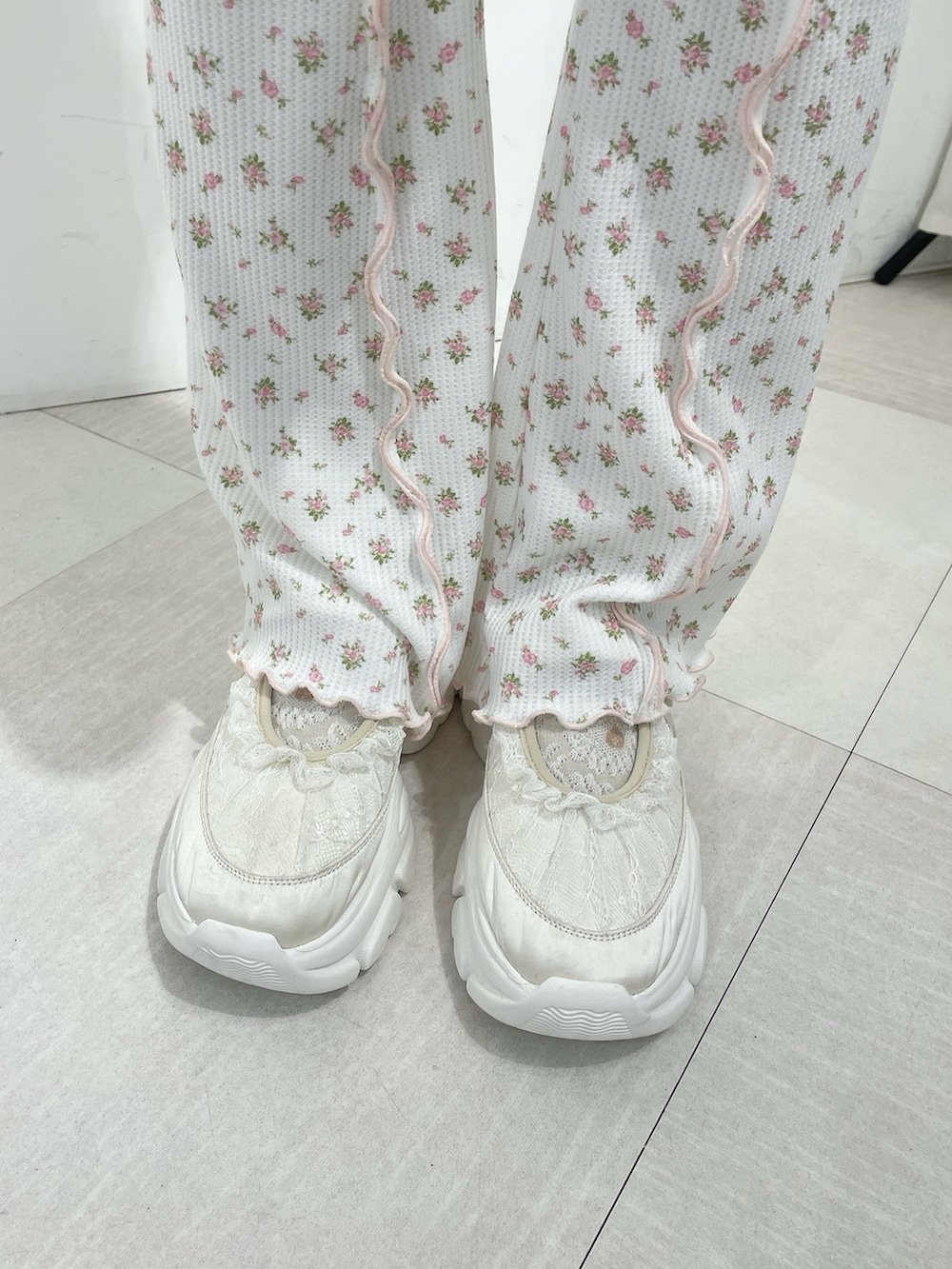 ホワイト系のトートバッグ、ピンク系のTシャツ/カットソー、ピンク系のスウェットパンツを着用したレディースの夏コーディネートの7枚目の写真