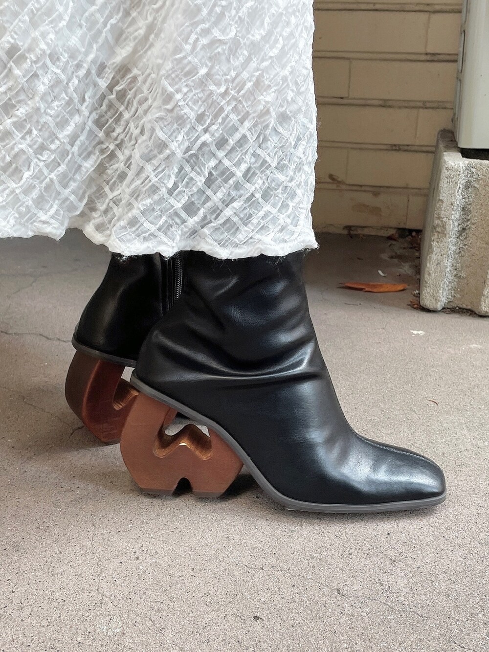 ブルー系のニット/セーター、ホワイト系のニット/セーター、ホワイト系のスカートを着用したレディースの秋コーディネートの5枚目の写真