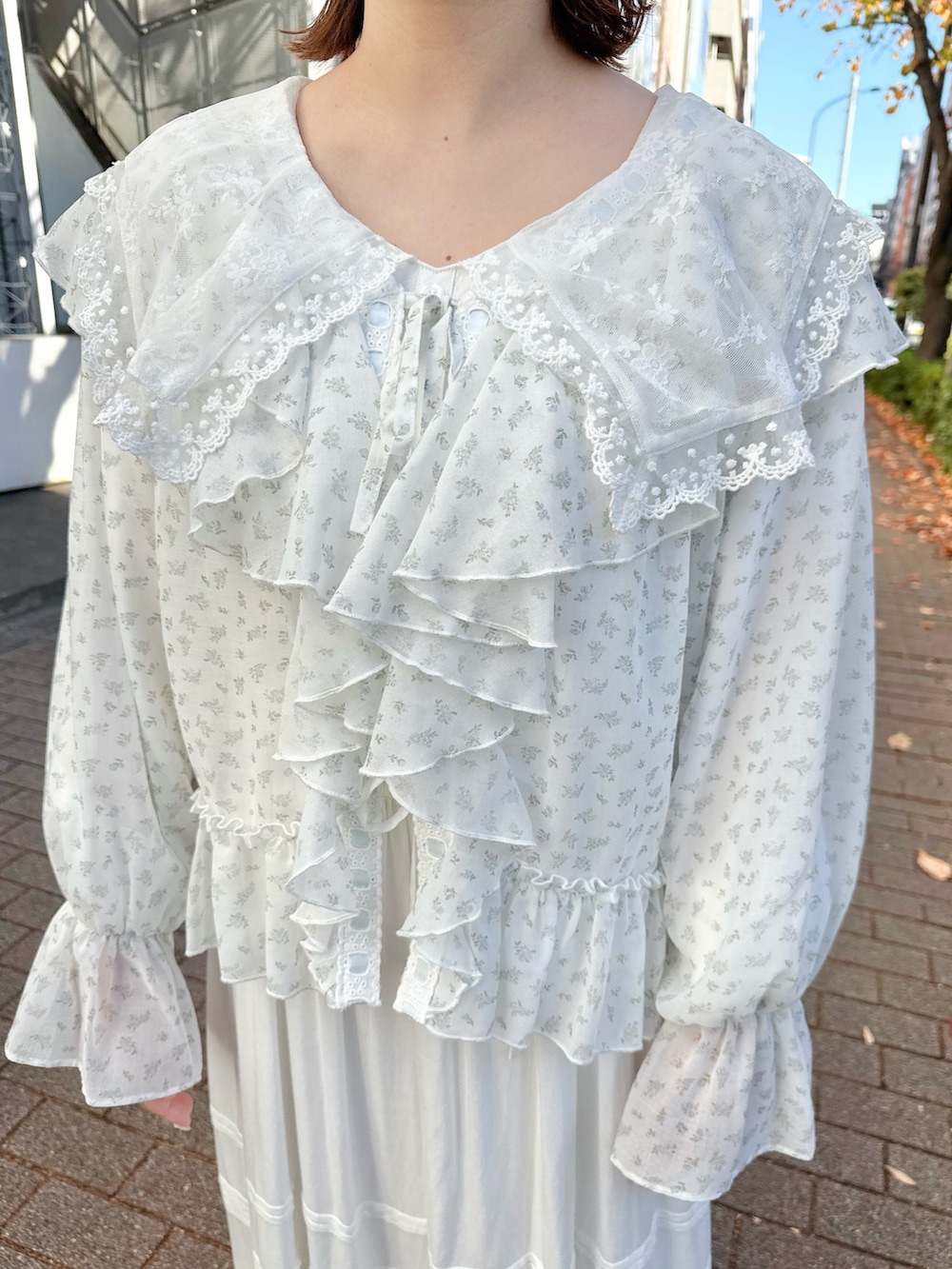 ホワイト系のワンピース、ブルー系のカーディガン/ボレロ、ホワイト系のショルダーバッグを着用したレディースの冬コーディネートの5枚目の写真