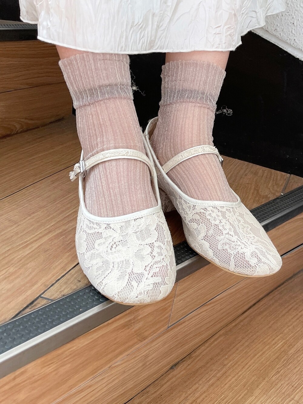 ホワイト系のTシャツ/カットソー、グリーン系のワンピース、ベージュ系のシャツ/ブラウスを着用したレディースの春コーディネートの6枚目の写真