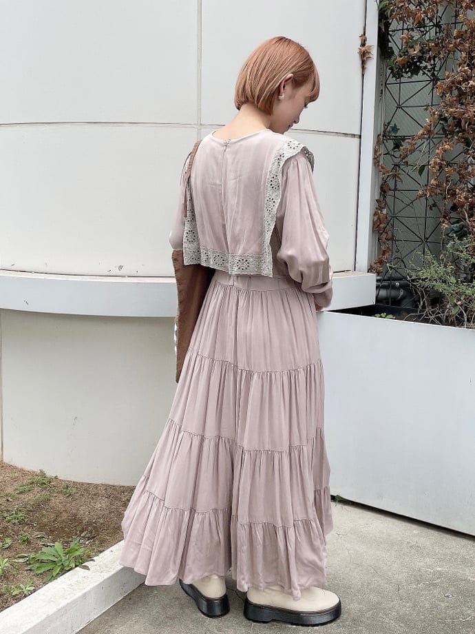 ホワイト系のブーツ、ピンク系のワンピース、ブラウン系のハンドバッグを着用したレディースの秋コーディネートの4枚目の写真