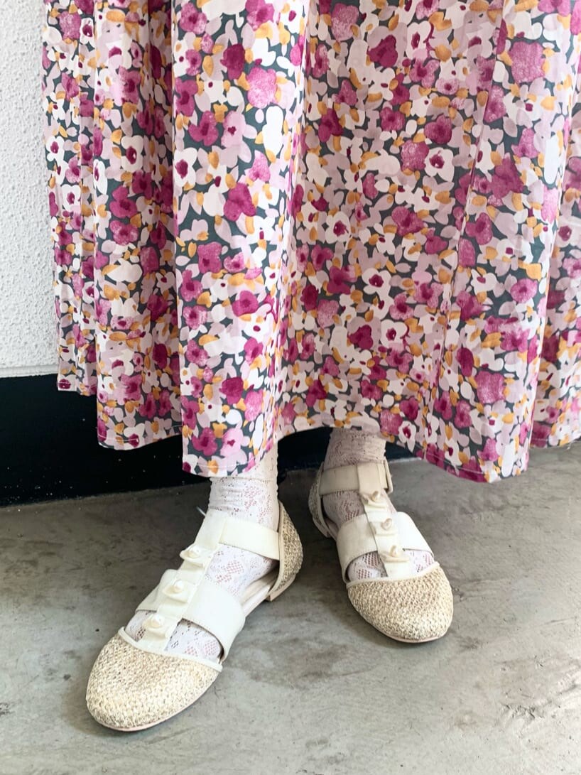 ベージュ系のパンプス、ピンク系のワンピース、ベージュ系のパンプスを着用したレディースの夏コーディネートの4枚目の写真