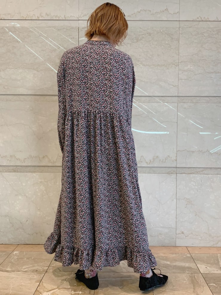 ホワイト系のトレンチコート、ブラック系のその他シューズ、ブラック系のワンピースを着用したレディースの春コーディネートの6枚目の写真