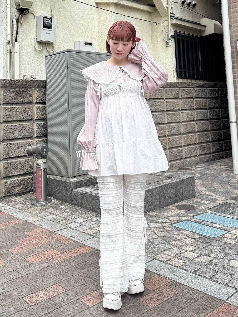 ピンク系のシャツ/ブラウス、ホワイト系のキャミソール、ホワイト系のその他パンツを着用したレディースの冬コーディネートの2枚目の写真