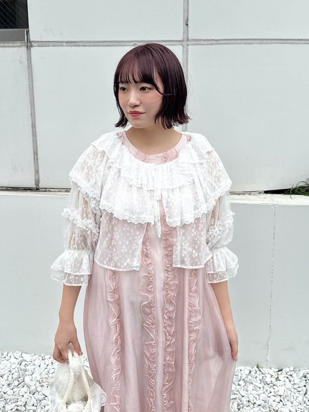 ホワイト系のカーディガン/ボレロ、ホワイト系のショルダーバッグ、ホワイト系のかごバッグを着用したレディースの春コーディネートの4枚目の写真