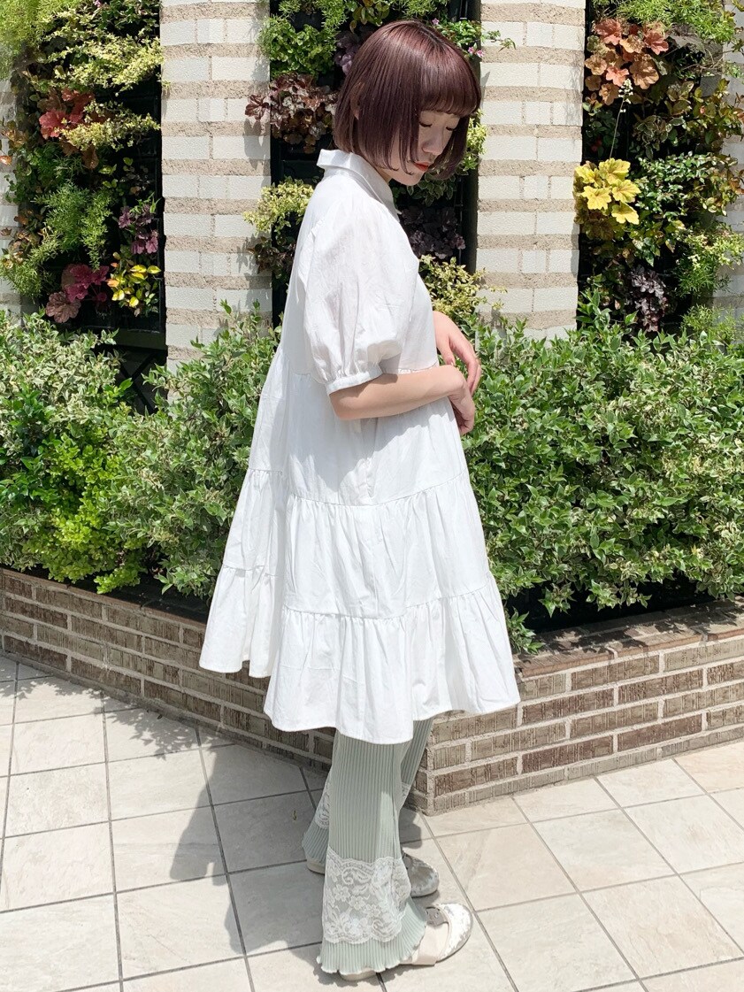 ホワイト系のワンピース、グリーン系のその他パンツ、ベージュ系のその他シューズを着用したレディースの春コーディネートの4枚目の写真