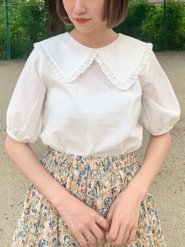 ベージュ系のパンプス、ホワイト系のシャツ/ブラウスを着用したレディースの春コーディネートの4枚目の写真