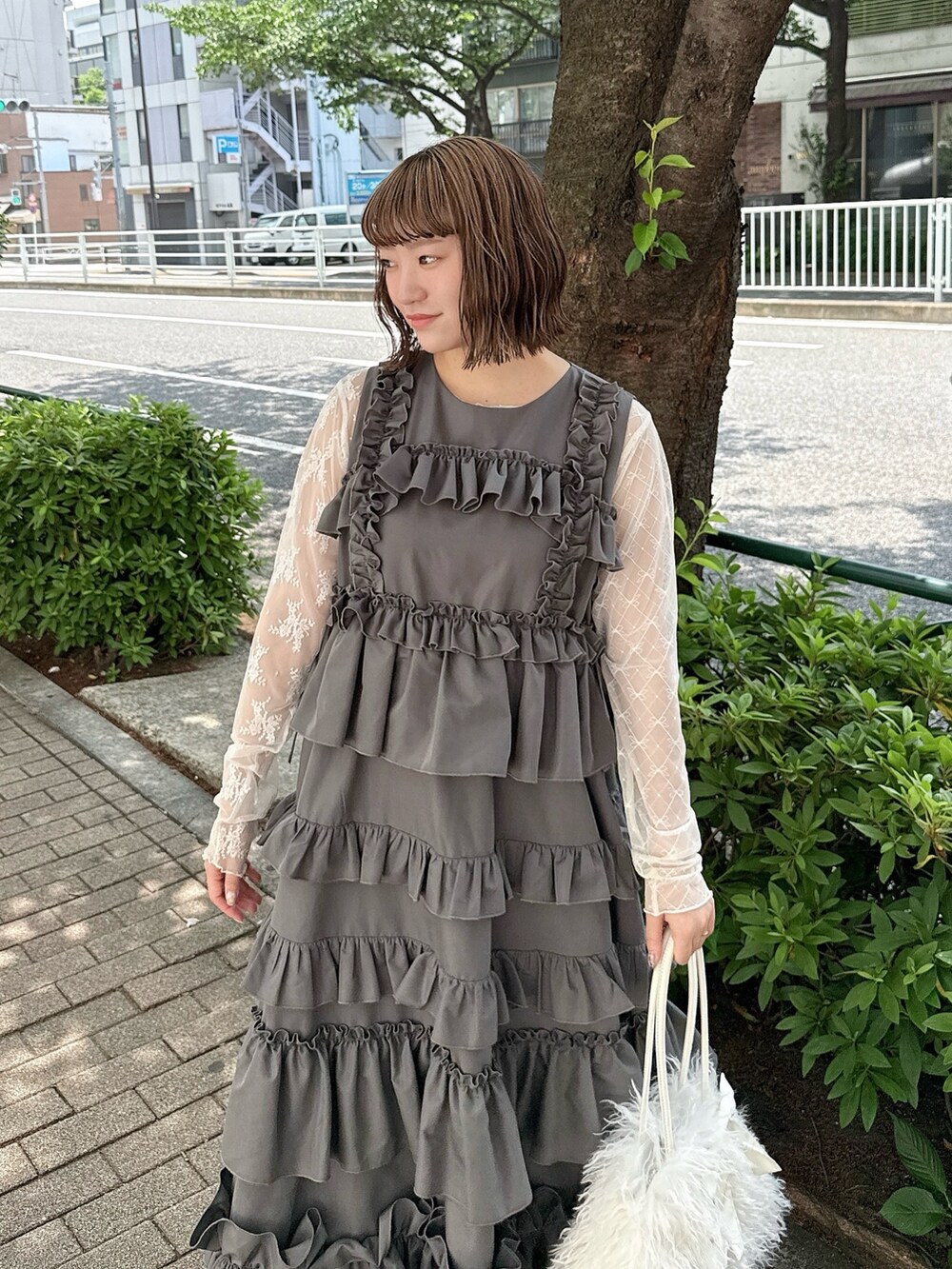 グレー系のワンピース、ホワイト系のTシャツ/カットソー、ホワイト系のボストンバッグを着用したレディースの春コーディネートの5枚目の写真