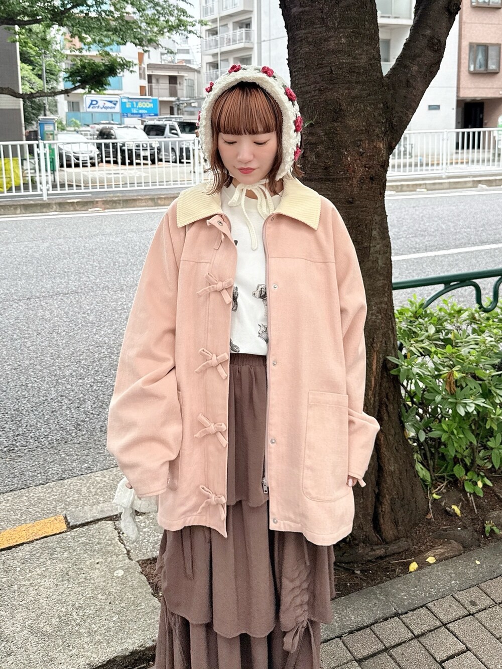 ピンク系のブルゾン、ホワイト系のTシャツ/カットソー、ブラウン系のスカートを着用したレディースの夏コーディネートの5枚目の写真