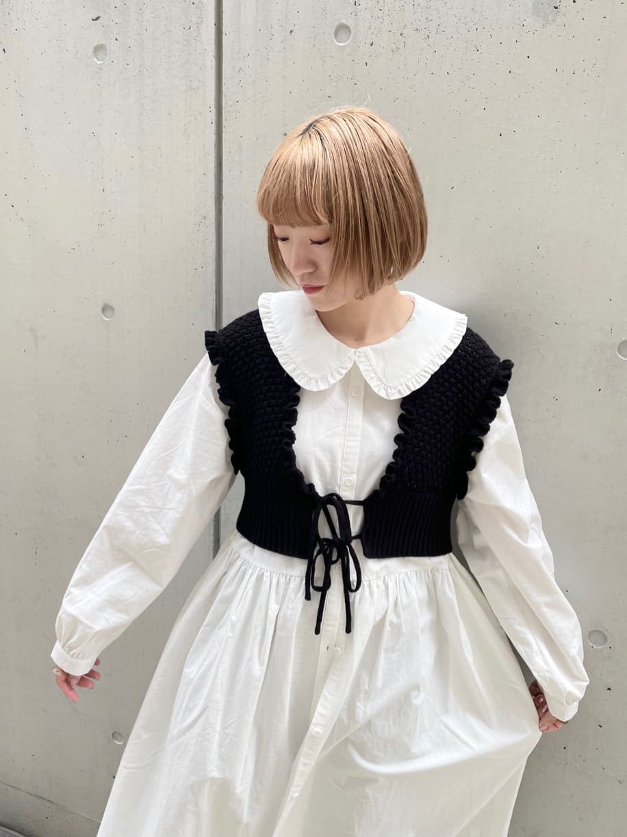 ブラック系のニット/セーター、ブラウン系のワンピース、ブラック系のその他パンツを着用したレディースの秋コーディネートの5枚目の写真