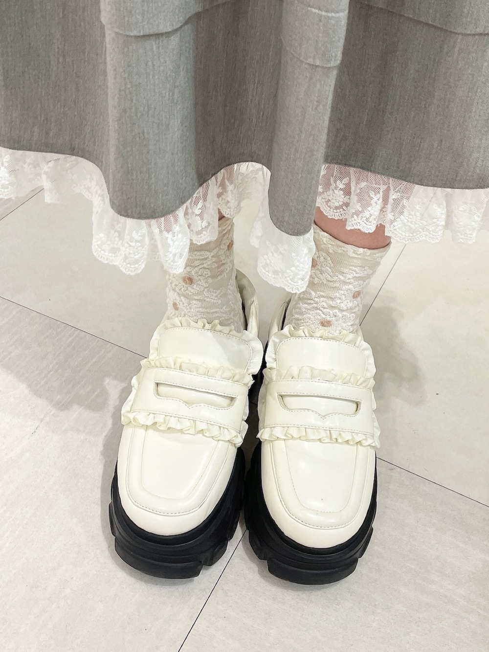 ホワイト系のシャツ/ブラウス、レッド系のカーディガン/ボレロ、グレー系のスカートを着用したレディースの秋コーディネートの8枚目の写真