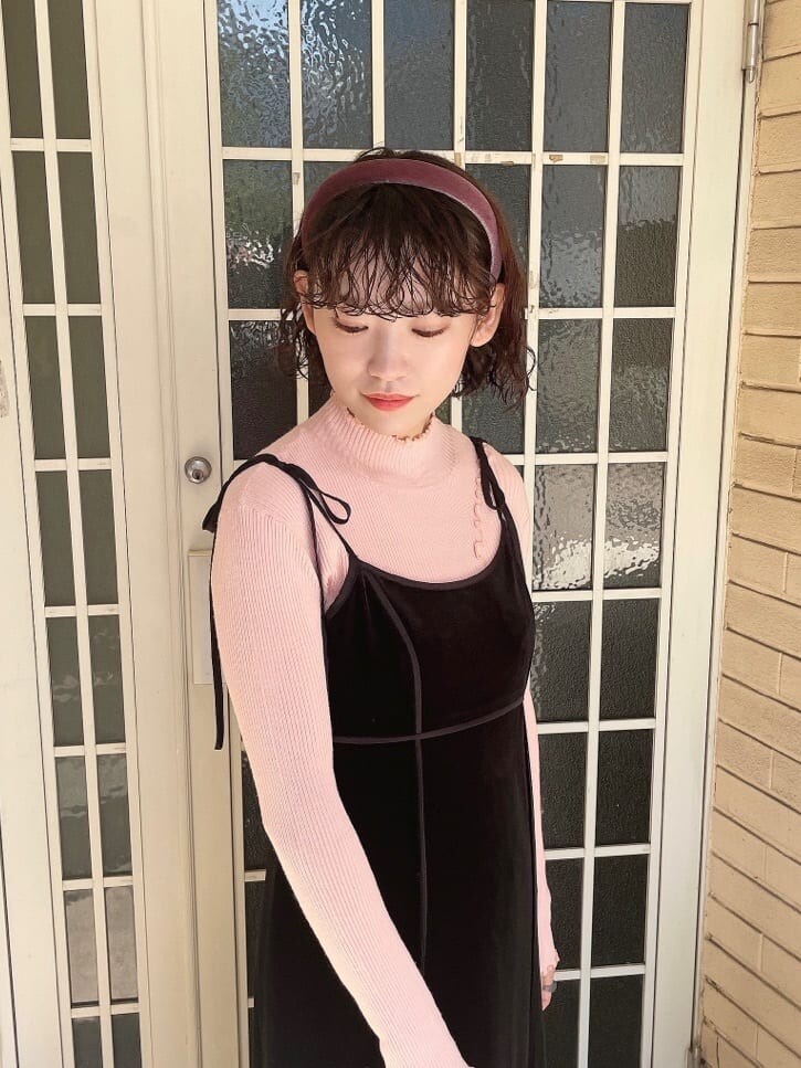 ブラック系のカーディガン/ボレロ、ブラック系のワンピース、ピンク系のニット/セーターを着用したレディースの秋コーディネートの6枚目の写真