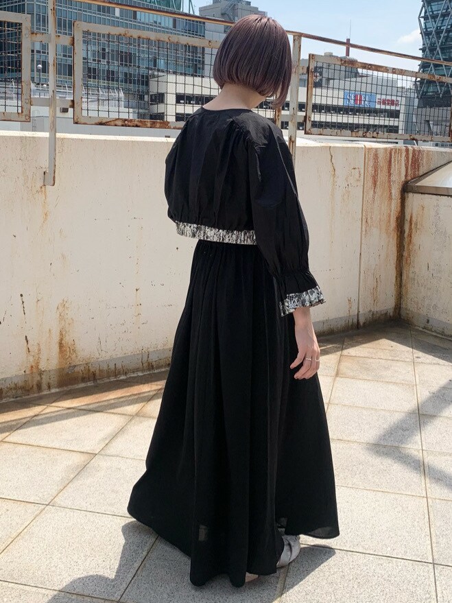 ブラック系のシャツ/ブラウス、ブラック系のスカート、ホワイト系のその他シューズを着用したレディースの春コーディネートの5枚目の写真