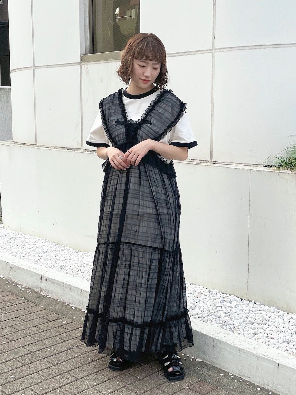 ホワイト系のTシャツ/カットソー、ブラック系のワンピース、ブラック系のハンドバッグを着用したレディースの春コーディネートの7枚目の写真